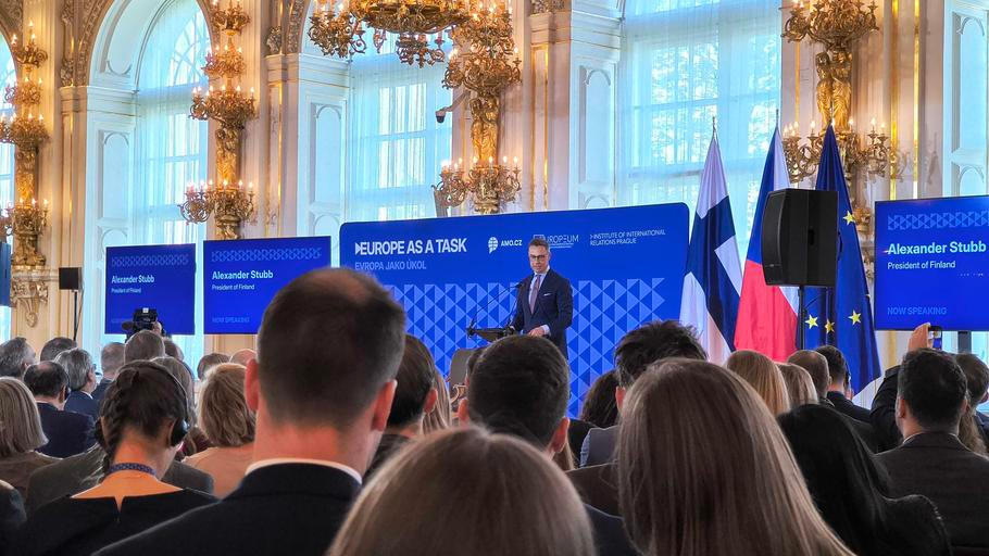Finský prezident Alexander Stubb promlouvá ve Španělském sále Pražského hradu, 5. května 2026.