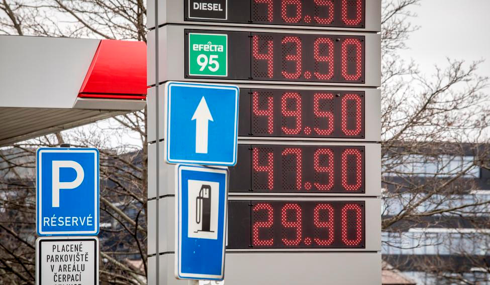 Analytici nárůst meziroční hodnoty inflace na hodnotu zhruba 2,5 procenta očekávali. Hlavním důvodem je podle nich právě růst cen pohonných hmot v důsledku války na Blízkém východě.