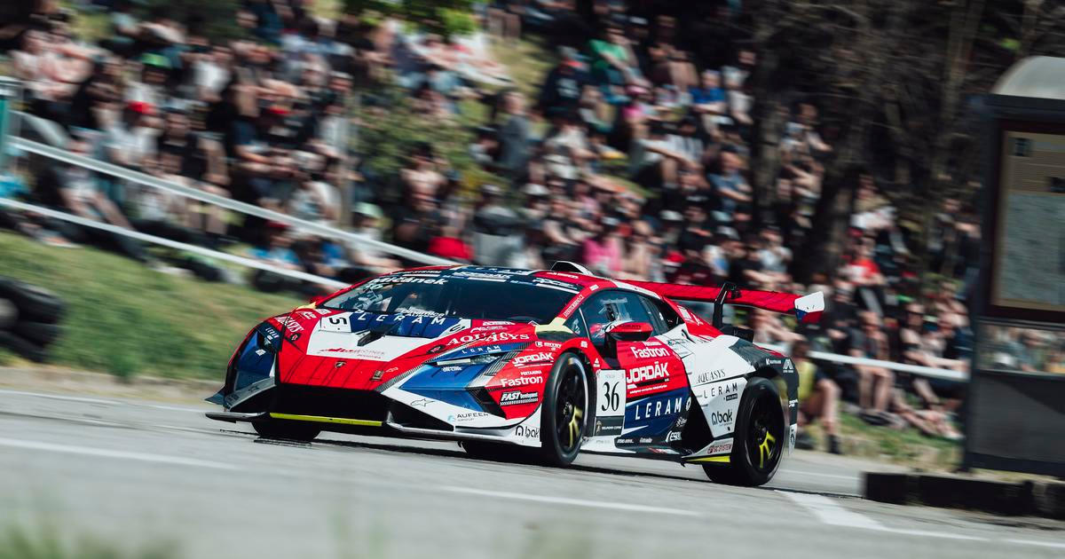 Video: Lamborghini burácelo Náměští vzhůru k pohádkovému zámku 