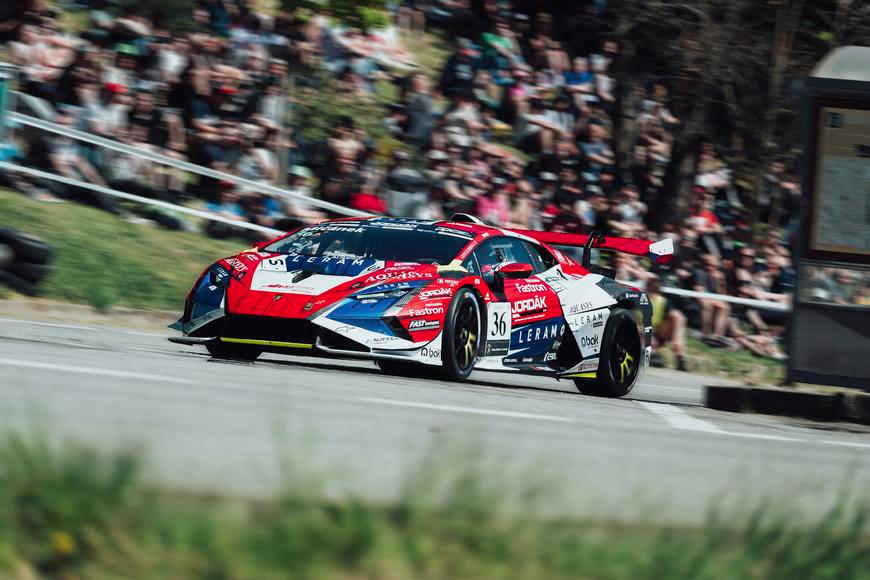Video: Lamborghini burácelo Náměští vzhůru k pohádkovému zámku