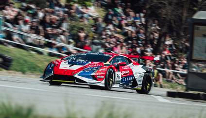 Jiří Mičánek s Lamborghini na trati závodu do vrchu v Náměšti nad Oslavou