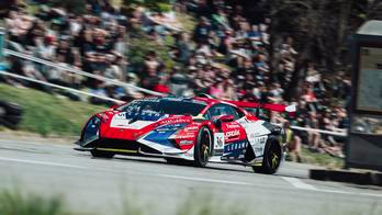 Jiří Mičánek s Lamborghini na trati závodu do vrchu v Náměšti nad Oslavou