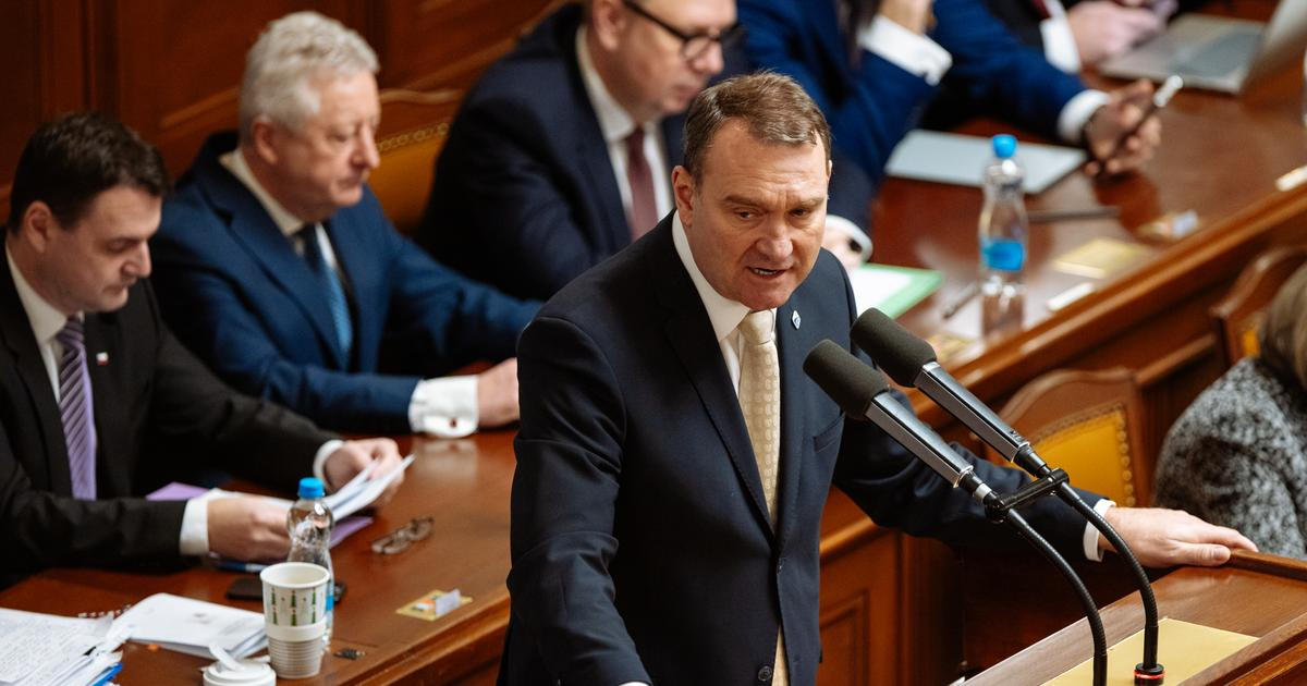 Šéf poslanců SPD Fiala vulgárně plísnil opozici. Noční jednání sněmovny se zvrhlo v bouři