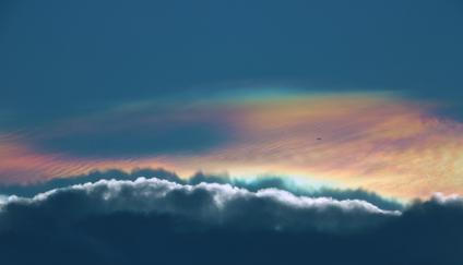 Iridescent,Cloud,,Rainbow,Cloud,Phenomenon,In,The,Sky