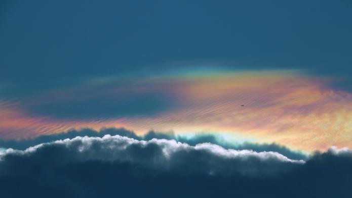 Iridescent,Cloud,,Rainbow,Cloud,Phenomenon,In,The,Sky