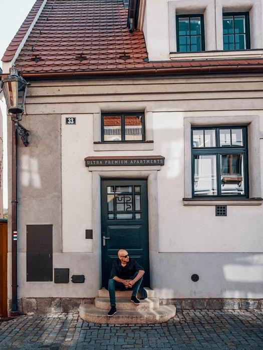 „Dům byl v zuboženém stavu. V přízemí byla otevřena drogerie, kam jsem občas zašel něco koupit ještě předtím, než jsme o dům projevili zájem. V drogérii v zimě ani nefungovalo topení. Zatékalo tam a po první prohlídce jsme navíc zjistili, že v domě chyběly stropy,“ vzpomíná  Jakub Janeček. 