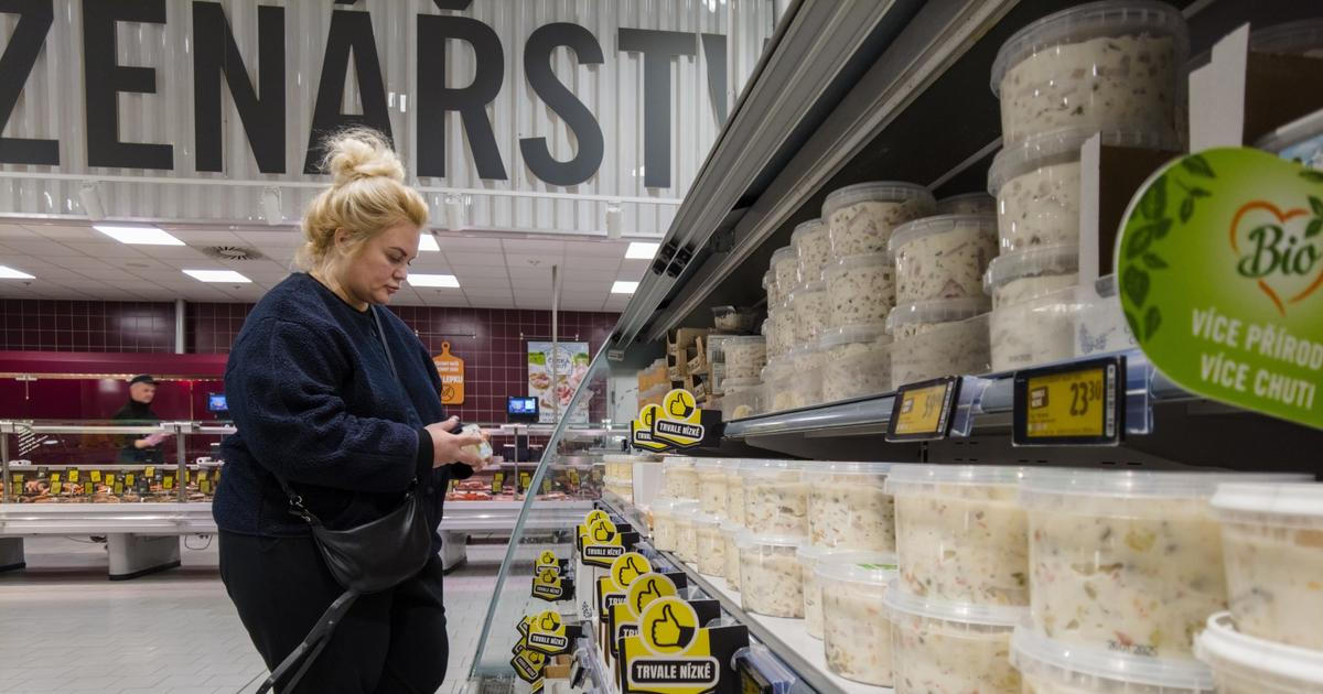 Klidně drahé kafe, ale hlavně levné mléko. Největší prodejny ztrácejí půdu pod nohama