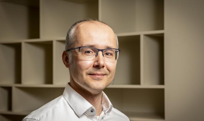 „Pro mladší generaci je hlavním nákupním nástrojem mobil. Reálný dopad na nákupní chování mají sociální sítě a influenceři a teď přichází další vlna: umělá inteligence. Může se stát hlavním prostředníkem při nakupování,“ říká Michal Černý, partner společnosti Deloitte ČR.