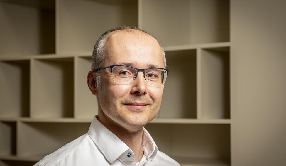 „Pro mladší generaci je hlavním nákupním nástrojem mobil. Reálný dopad na nákupní chování mají sociální sítě a influenceři a teď přichází další vlna: umělá inteligence. Může se stát hlavním prostředníkem při nakupování,“ říká Michal Černý, partner společnosti Deloitte ČR.