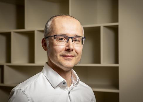 „Pro mladší generaci je hlavním nákupním nástrojem mobil. Reálný dopad na nákupní chování mají sociální sítě a influenceři a teď přichází další vlna: umělá inteligence. Může se stát hlavním prostředníkem při nakupování,“ říká Michal Černý, partner společnosti Deloitte ČR.
