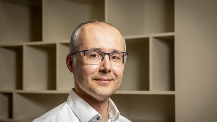 „Pro mladší generaci je hlavním nákupním nástrojem mobil. Reálný dopad na nákupní chování mají sociální sítě a influenceři a teď přichází další vlna: umělá inteligence. Může se stát hlavním prostředníkem při nakupování,“ říká Michal Černý, partner společnosti Deloitte ČR.