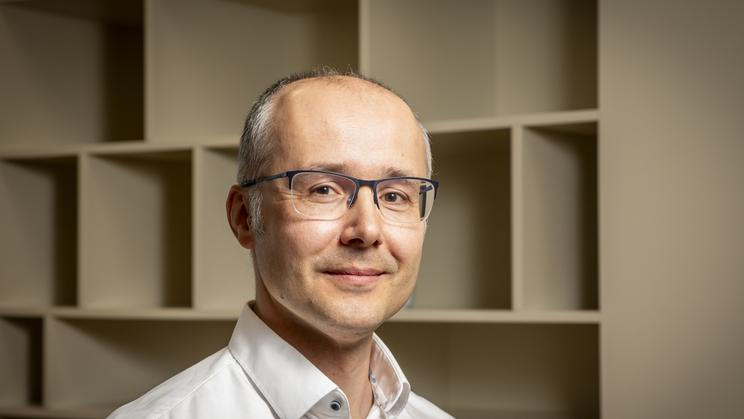„Pro mladší generaci je hlavním nákupním nástrojem mobil. Reálný dopad na nákupní chování mají sociální sítě a influenceři a teď přichází další vlna: umělá inteligence. Může se stát hlavním prostředníkem při nakupování,“ říká Michal Černý, partner společnosti Deloitte ČR.