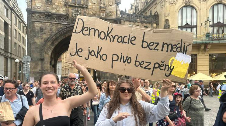 Součástí aktuální Tečky Radka Bartoníčka jsou i záběry na účastníky protivládní demonstrace na podporu nezávislosti České televize a Českého rozhlasu.