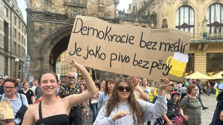 Jedna z demonstrací na podporu nezávislosti České televize a Českého rozhlasu (ilustrační foto).