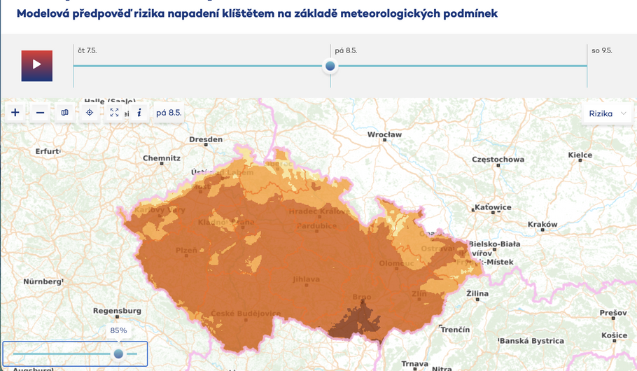 Český hydrometeorologický ústav každý den vydává předpověď rizika napadení klíšťaty. Čím tmavší zabarvení je, tím vyšší je i riziko