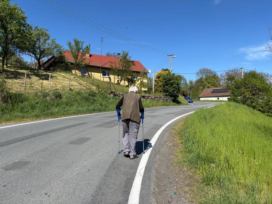 Starší muž z Runářova je pamětníkem toho, když v kopcích nad vesnicí vojáci hlídali munici. 