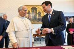 Americký ministr zahraničí Marco Rubio papeže navštívil krátce před prvním výročím pontifikátu; 7. května 2026, Vatikán. 