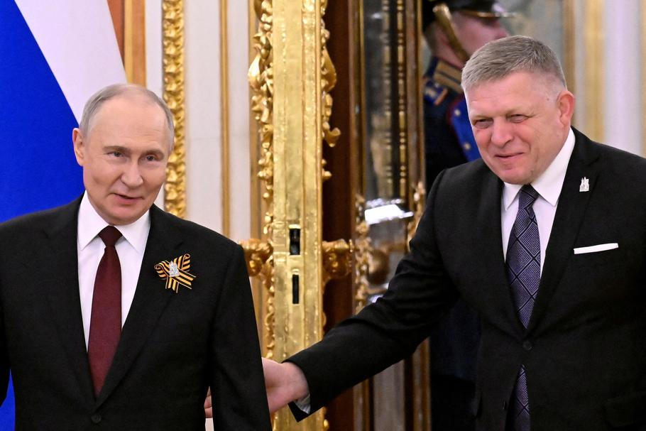 Slovenský premiér při loňském setkání s ruským prezidentem Vladimirem Putinem. Foto z 9. května 2025.