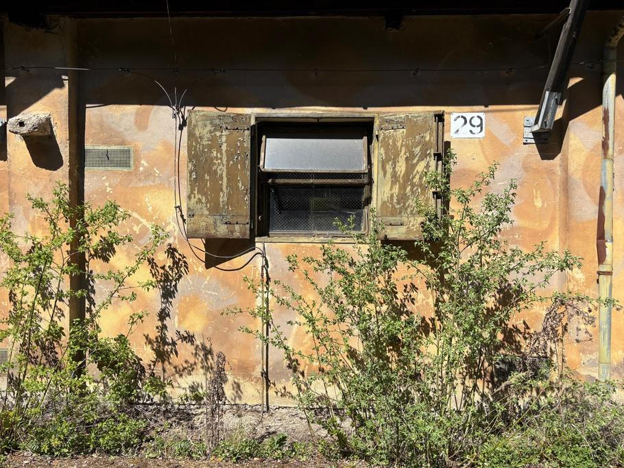V bývalém vojenském útvaru v lesích za Skřípovem stojí celkově 40 budov. Většina z nich jsou sklady.