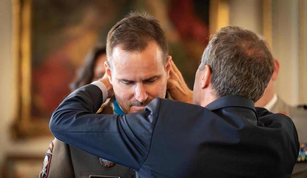 Střípky z předávání Národního řádu za zásluhy v hodnosti komandéra, kterou obdržel náčelník generálního štábu Karel Řehka. Ocenění mu předal francouzský velvyslanec v ČR Stéphane Crouzat.