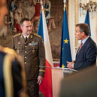 V roce 2011 v čele oddílu 601. skupiny speciálních sil zajišťoval bezpečnost francouzských sil v rámci ISAF.