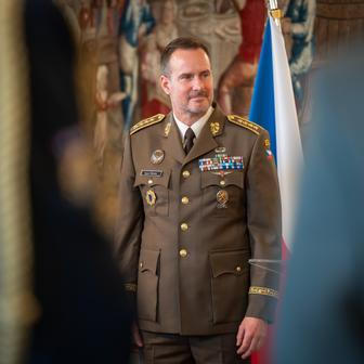 Řehka ve svém projevu zmínil nutnost posilovat evropské pilíře NATO i kontinuitu v podpoře Ukrajiny, která od roku 2022 čelí ruské agresi.