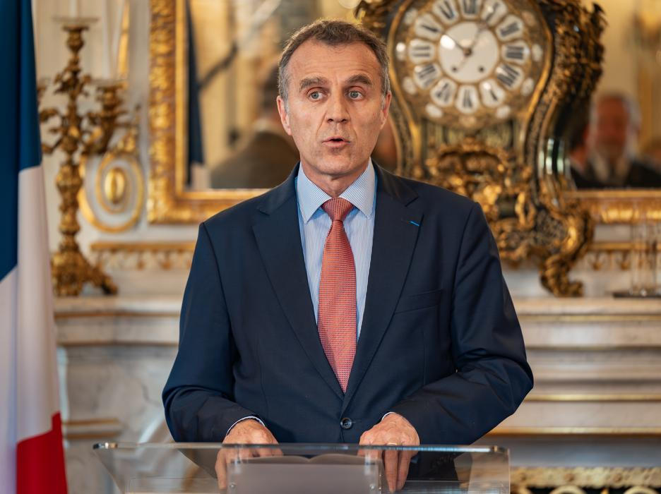 „Vaše pohotovost a neochvějná podpora jsou zásluhou Vás i Vašeho generálního štábu. Proto si Vás dnes Francouzská republika přeje ocenit,“ dodal Crouzat.