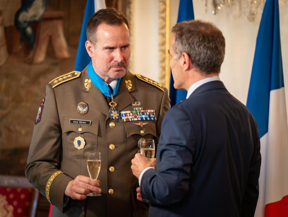 Řehka obdržel ocenění v závěru svého funkčního období v čele české armády.