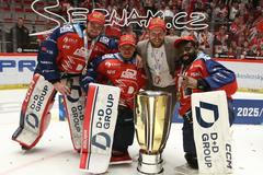 Brankářský tým Pardubic: zleva Tomáš Vomáčka, Roman Will, trenér Jiří Sklenář, Malcolm Subban