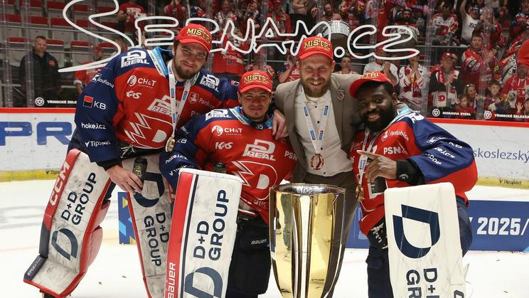 Brankářský tým Pardubic: zleva Tomáš Vomáčka, Roman Will, trenér Jiří Sklenář, Malcolm Subban