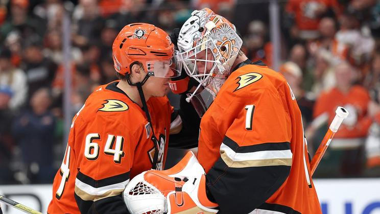Hráči Anaheimu, útočník Mikael Granlund a brankář Lukáš Dostál, v prvním kole play off NHL 2026