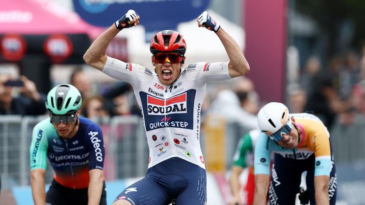 Paul Magnier slaví vítězství v první etapě Gira 2026.