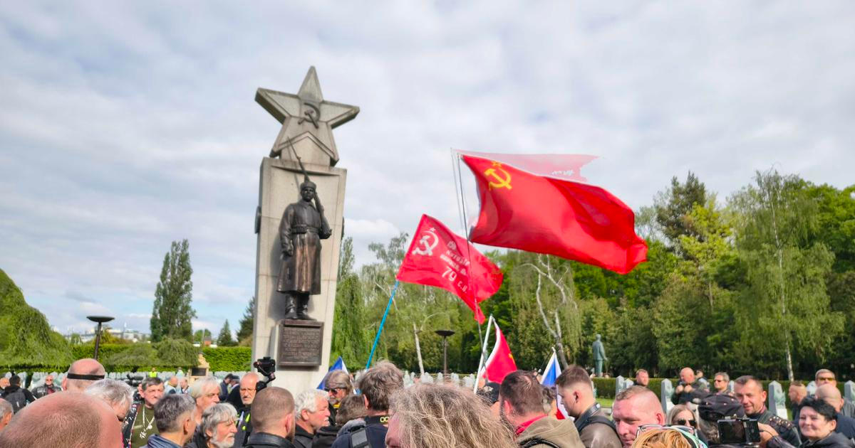 „Kolaboranti, zdrastvujtě.“ S Nočními vlky přijeli i čeští politici
