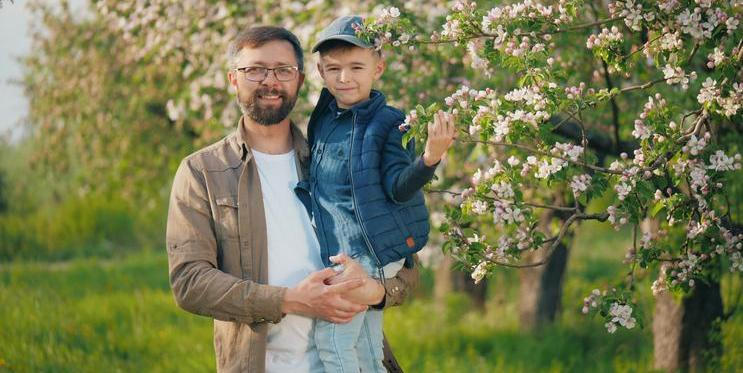Má můj smích, můj způsob, jakým krčí čelo, když se soustředí. Naučil se to ode mě, protože já jsem jeho táta. Ten jediný, kterého kdy měl a bude mít.