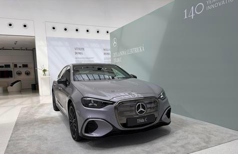 Mercedes-Benz přivezl do Prahy elektrickou třídu C. 