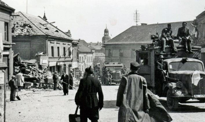 Náměstí v Roudnici nad Labem vybombardované 9. května 1945 sovětskými letci.