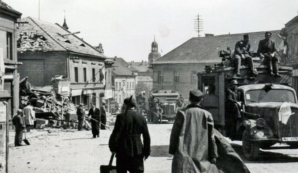 Náměstí v Roudnici nad Labem vybombardované 9. května 1945 sovětskými letci.