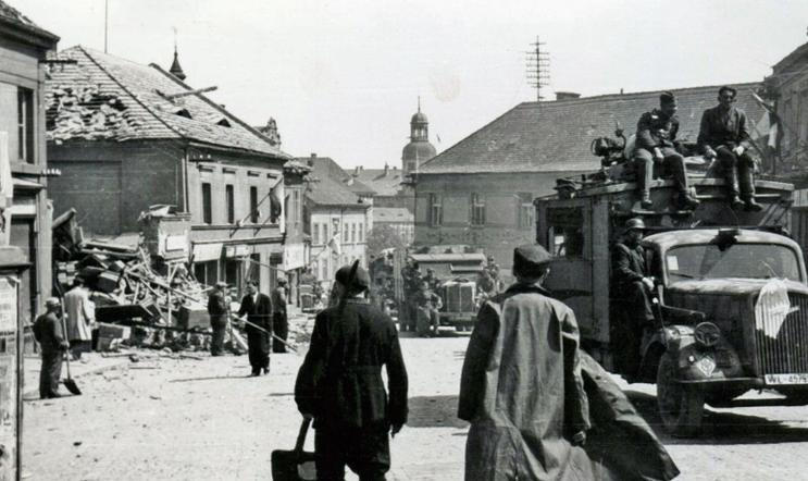 Náměstí v Roudnici nad Labem vybombardované 9. května 1945 sovětskými letci.