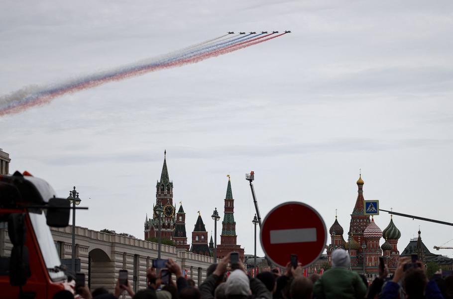 Stíhací letouny Su-25 během letecké části přehlídky ke Dni vítězství nad Moskvou zbarvily oblohu do barev ruské trikolory.