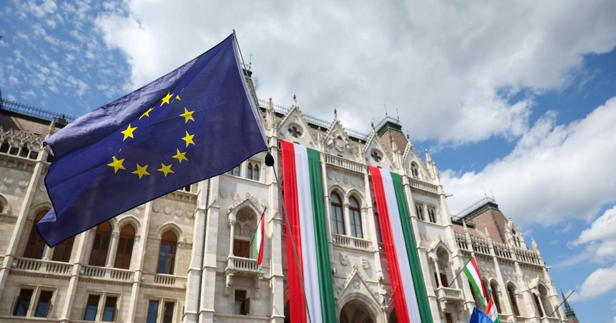 "Změna režimu" v Maďarsku. Na budovu parlamentu v Budapešti se vrací vlajka EU