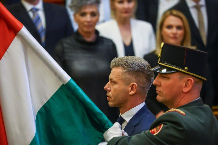 "Změna režimu" v Maďarsku: Magyar střídá Orbána, na budově parlamentu je vlajka EU
