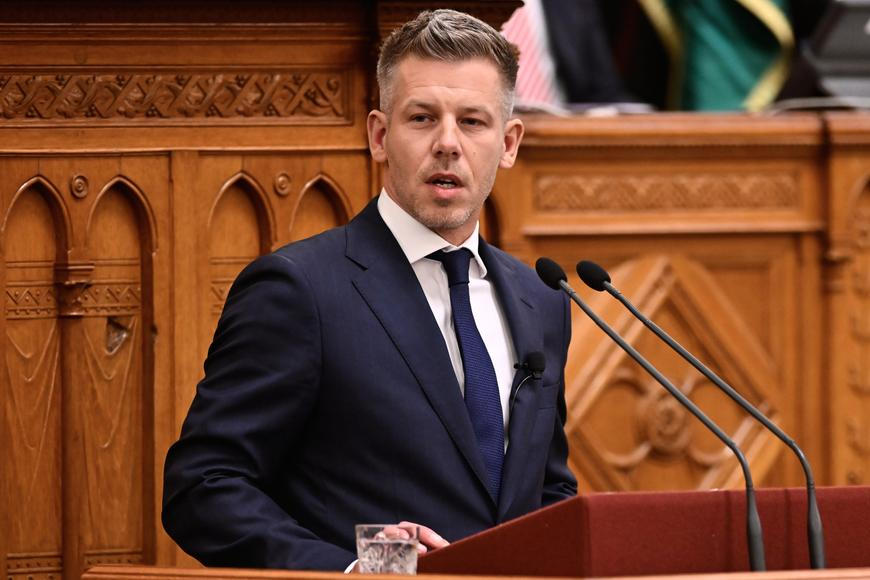 "Mám mandát ke změně systému." Magyar se ujal vlády, na budovu parlamentu dal vlajku EU