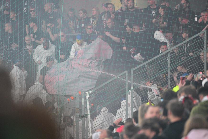 Slavia - Sparta 3:2. Po útoku fanoušků jsou podle Tvrdíka zranění dva sparťané