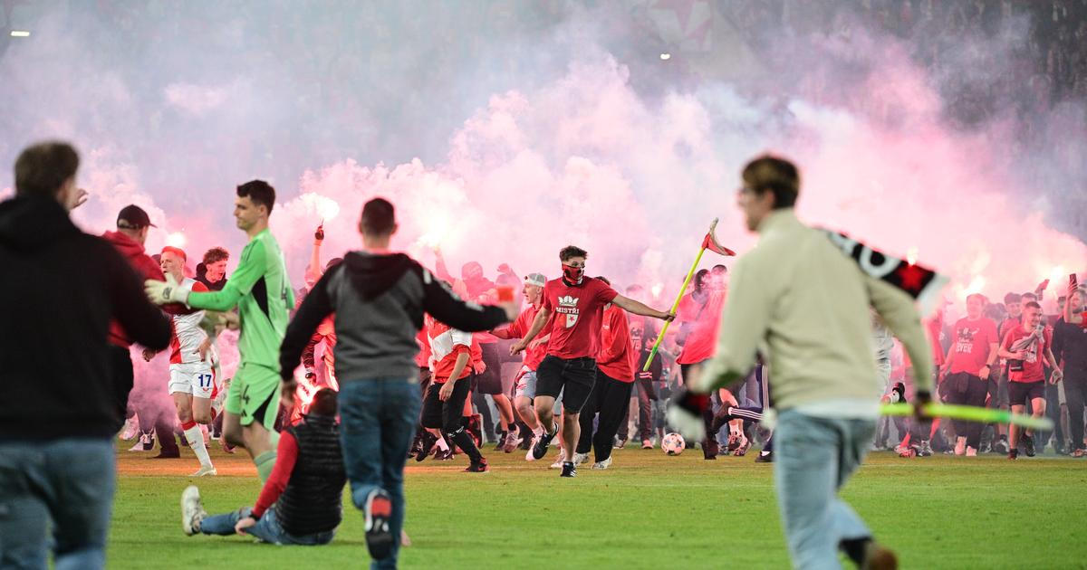 Šílené momenty. Fanoušci Slavie vtrhli na hřiště, napadli sparťany a zařízli svůj klub