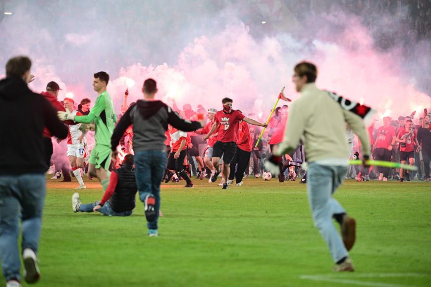 Šílené momenty. Fanoušci Slavie vtrhli na hřiště, napadli sparťany a zařízli svůj klub