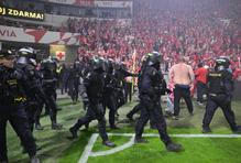 fanoušci, pyrotechnika, policisté, policie