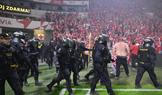 fanoušci, pyrotechnika, policisté, policie