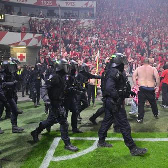 fanoušci, pyrotechnika, policisté, policie