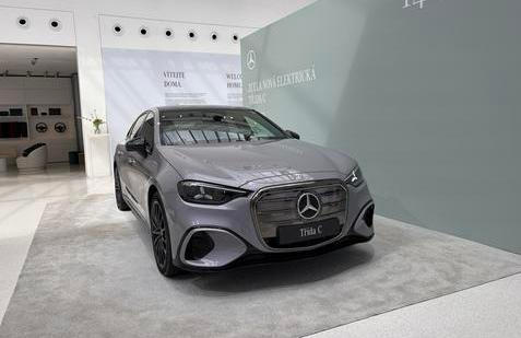 Mercedes-Benz přivezl do Prahy elektrickou třídu C. 