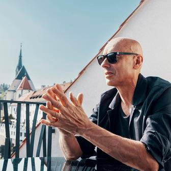 „Nadchlo mě místo nad řekou s úžasným výhledem na park a kostel svatého Víta,“ vzpomíná Jakub Janeček. 